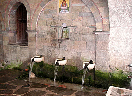 Källan under kyrkan Panagia Vryssiani i Mesochori på Karpathos.