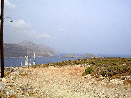 Backen mot Stefanakis Villas på Tilos.