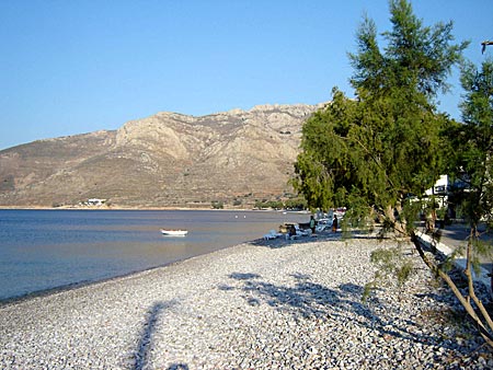 Tilos. Den långa klapperstensstranden sträcker sig utmed hela bukten. 