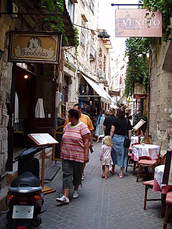 P&aring; promenad i Chania.