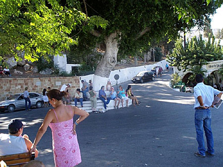 Lilla torget nere i Lindos by. Rhodos.