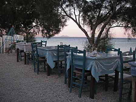 Samos. Restaurangen Nick the Greek med ön Samipoula i bakgrunden. 