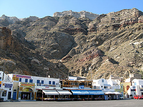 Hamnen Athinios på Santorini .