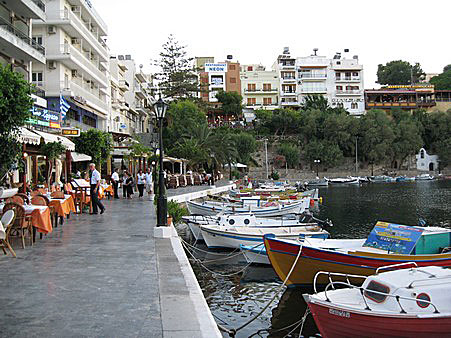 Hamnpromenaden längs "sjön" i Agios Nikolaos.