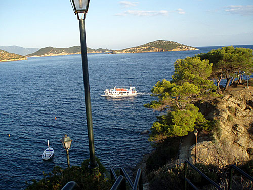 Utflyktsbåt på väg till hamnen Skiathos stad.