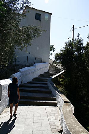 Zoodochos är namnet på detta fridfulla kloster. Poros.