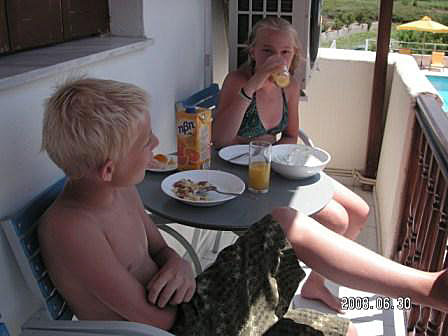 Samos. Frukost- och lunchbalkong med skugga. 