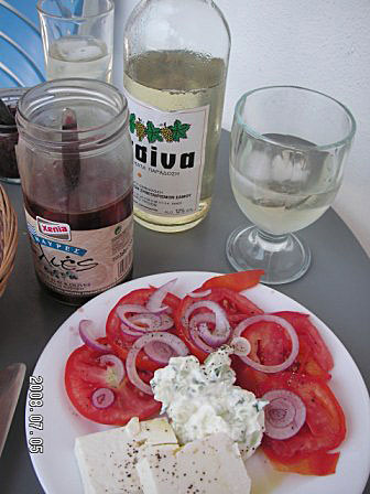 Samos. Kokkari. Grekisk sallad och retsina på balkongen.