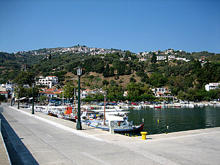 Skopelos. Loutraki. Glossa i bakgrunden. 