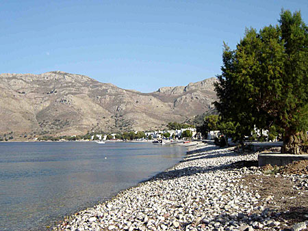 Stranden som sträcker sig utefter hela bukten i Livadia. Tilos.