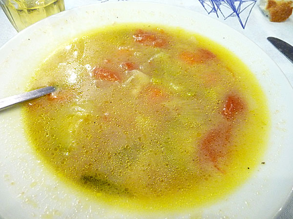 Middagen intogs som vanligt på Mouragio i Katapola. Denna kväll åt vi fisksoppa. 