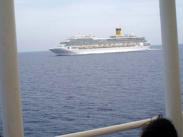 Möte med kryssningsfartyget Costa Fortuna mellan Naxos och Santorini