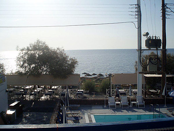 Vy från vår balkong vid Kamari Beach Santorini