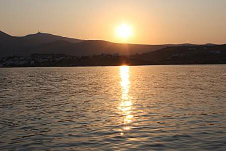 Vi anländer till Naxos i solnedgång.