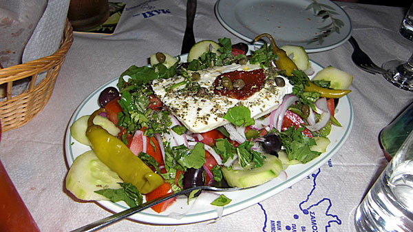 Resans bästa grekiska sallad på restaurang Bira i Kokkari på Samos.