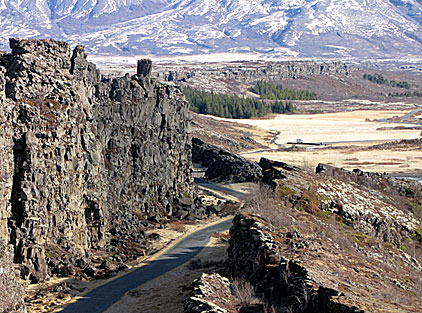 Stavbasalt kallas bergarten om jag kommer ih&aring;g det r&auml;tt. 