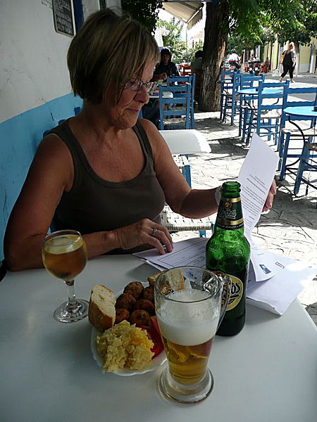 Lite att äta och dricka i väntan på båten till Patmos.