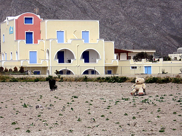 Trevliga fågelskrämmor i Perissa. Santorini.