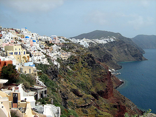 Oia i underbart vårväder utan turister. Santorini.