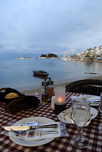 Middag på Skiathos. FEM euro för tzatziki, 