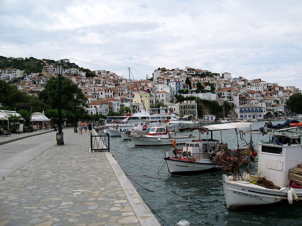 Hamnen i Skopelos stad.