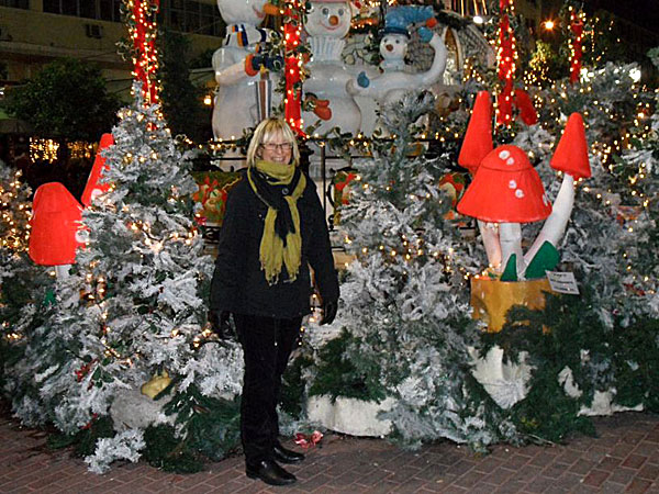 Julmarknad på julaftonskvällen i Pireus.