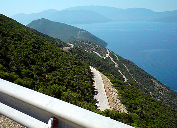 Köra moped på Ithaka i Grekland.