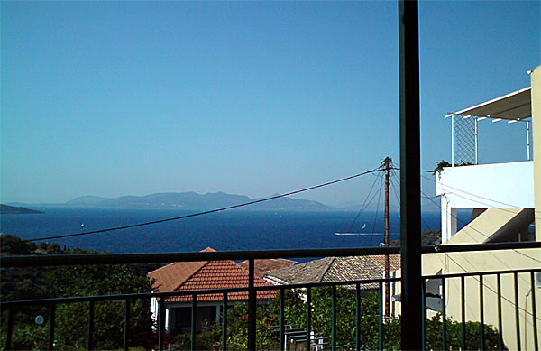 Utsikt från trerummaren mot Skorpios, Onassis ö, Nikos studios till höger.