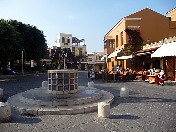 På de judiska martyrernas torg är ett av caféerna öppet. Rhodos.