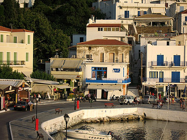 Andros. Hamnen i Batsi.