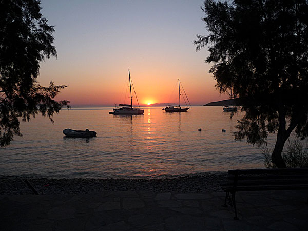 Strax före sex på morgonen går solen upp bakom Symis berg. Tilos. Livadia.