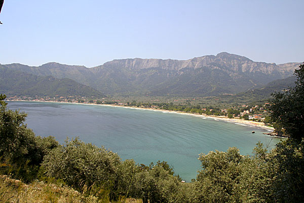 Golden beach på Thassos med berget Ypsarion i fonden. 