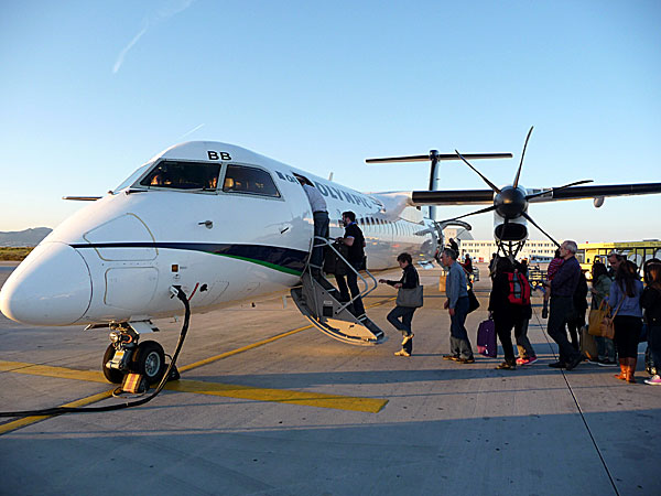 Den här gången flyger vi med ett litet propellerplan från Aten till Rhodos.