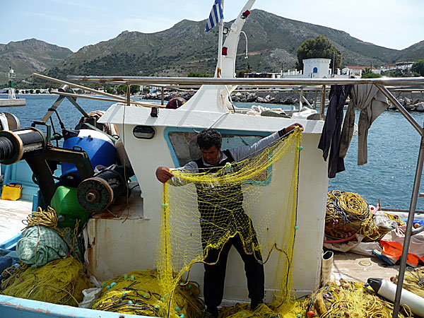 Nikos håller på med sina nät, hans båt går ut på fiske under hela året.