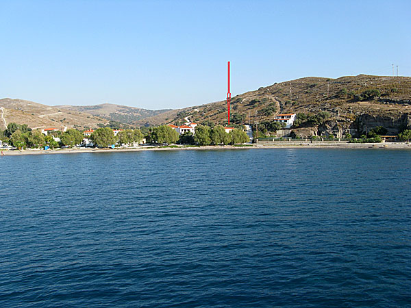 Agios Efstratios: del av bystranden (vårt boende markerat med den röda pilen).