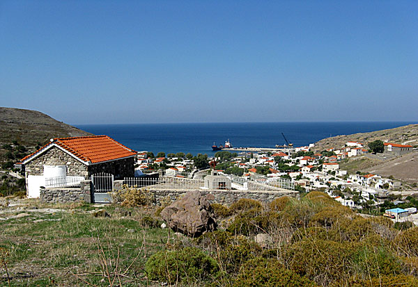 Agios Efstratios: vy över byn och hamnen, uppifrån den nybyggda kapellet.