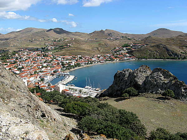 Limnos: utsikt från borgen över södra delen av Myrina, med hamnpromenaden.