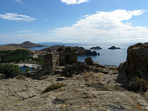 Limnos: utsikt söderut från borgen, färjehamnen till vänster.