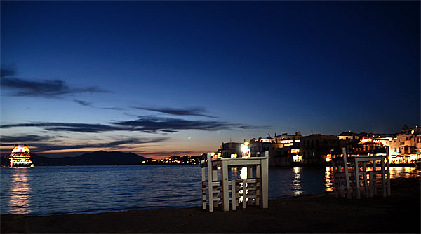 Mykonos stad på kvällen.